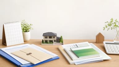 手付金と頭金を分けて確認する契約書類と電卓